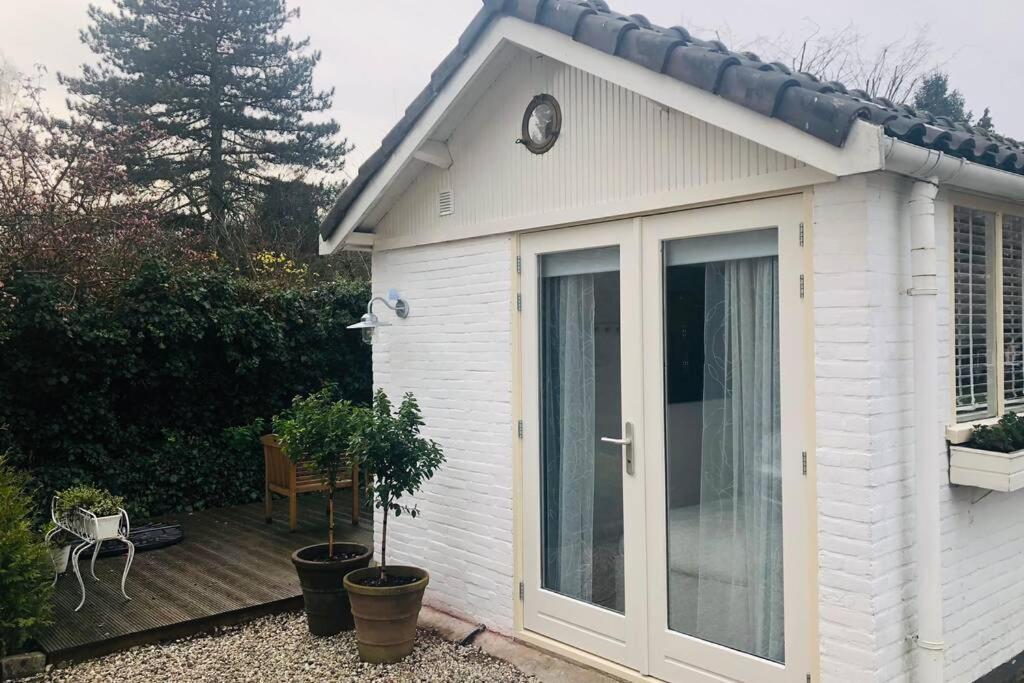 Tiny House In Tuin Van De Statige Villa Mariahof Dordrecht Exterior photo